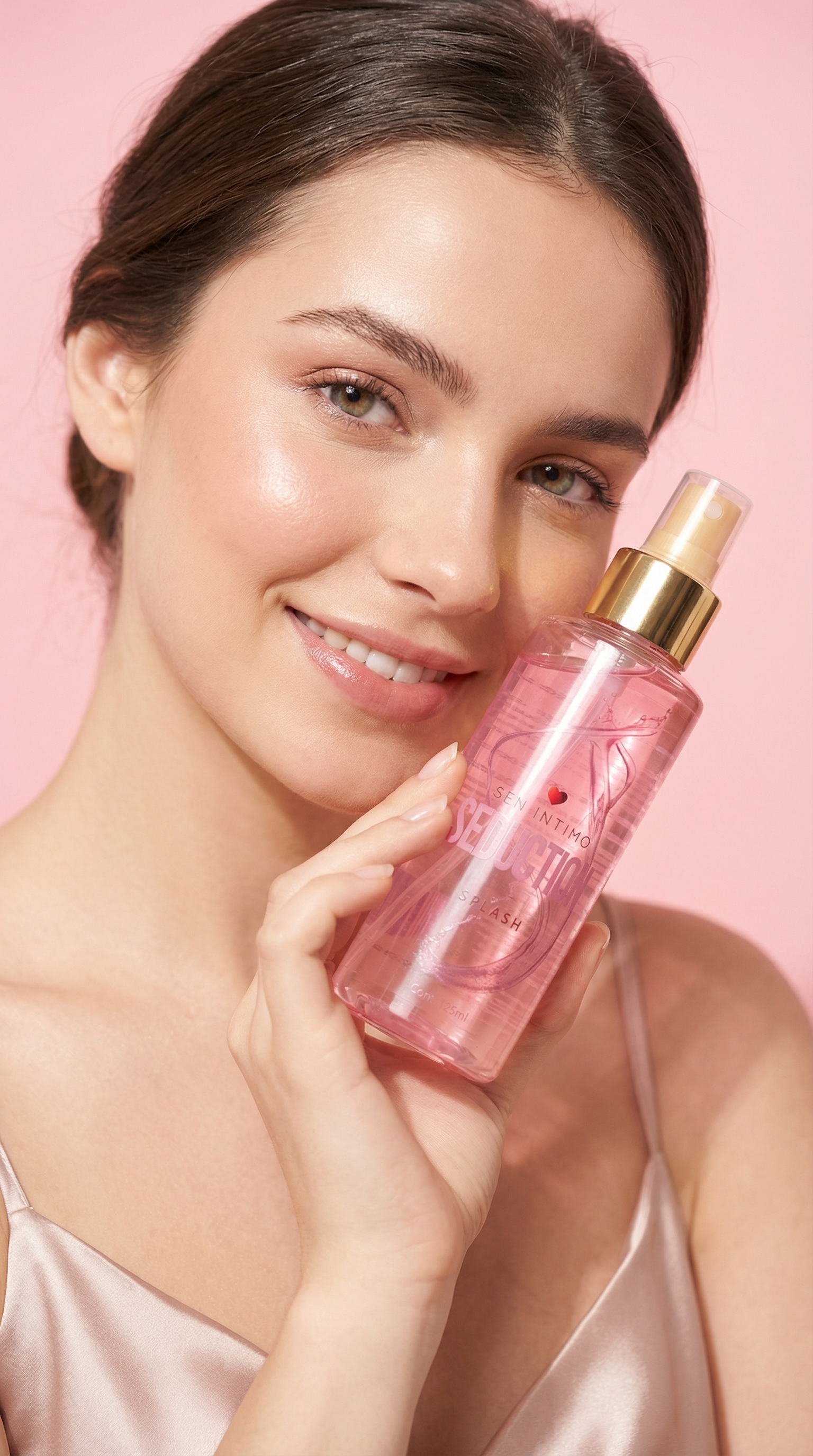 Splash Seduction Sen Íntimo - modelo joven sosteniendo frasco rosa foto publicitaria femenina y alegre